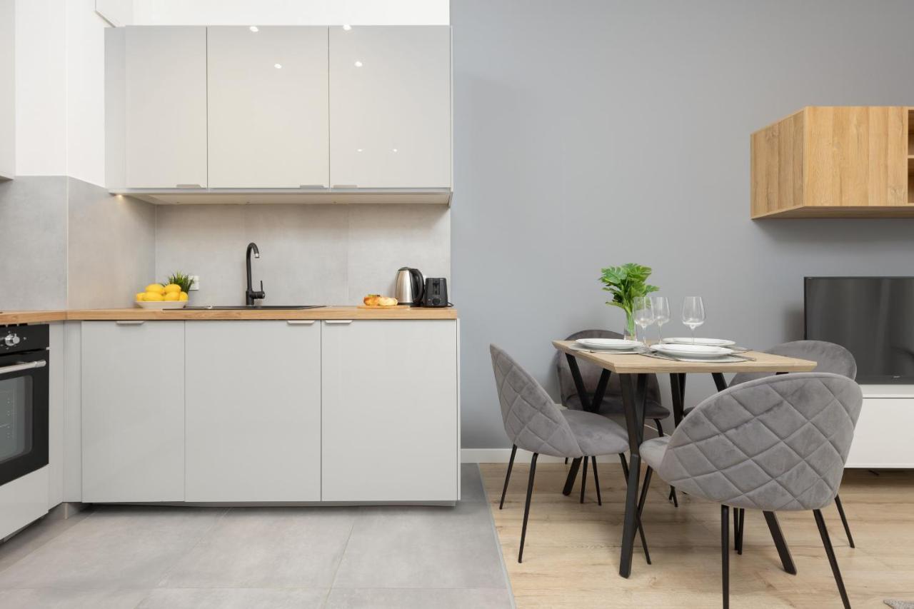 Cozy Apartments With Parking In The 19Th District By Noclegi Renters Warschau Exterior foto